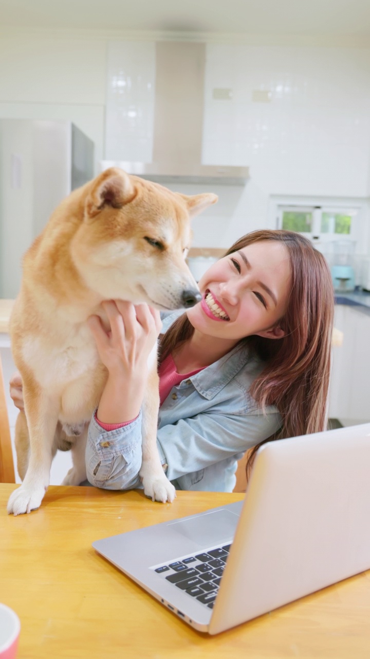 垂直女孩与狗微笑视频素材