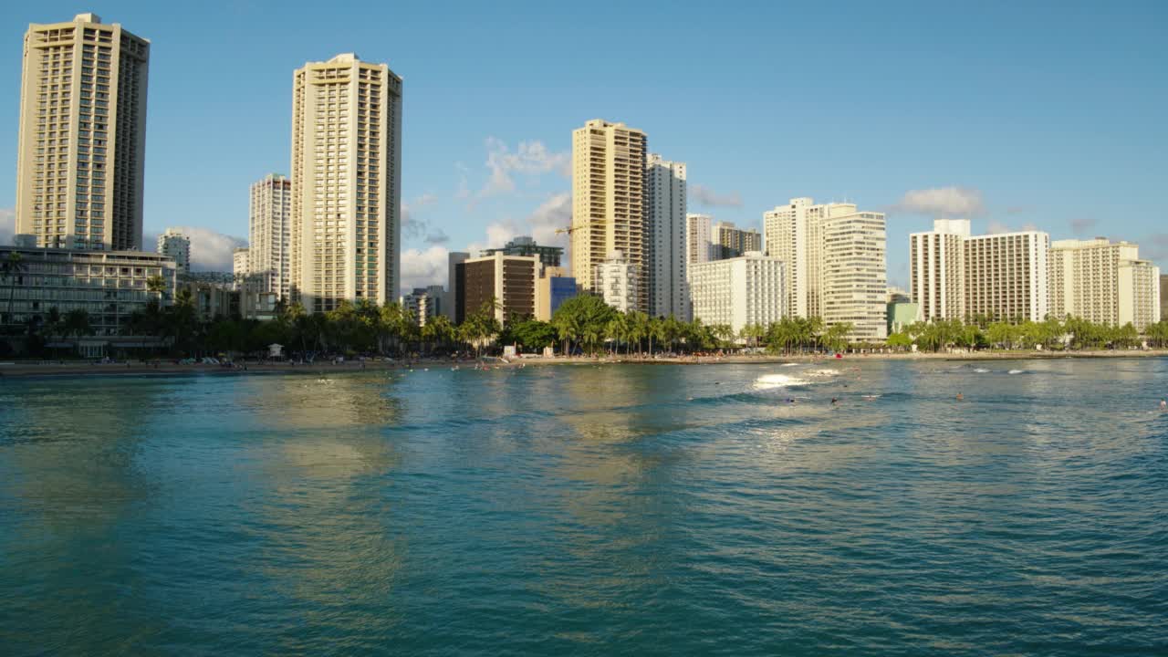 在夏威夷的威基基/火奴鲁鲁，WS HA航拍在日落时推动冲浪者视频素材