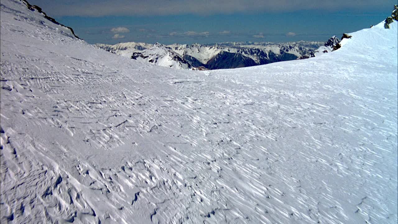 覆盖着白雪的山区的空中。视频素材