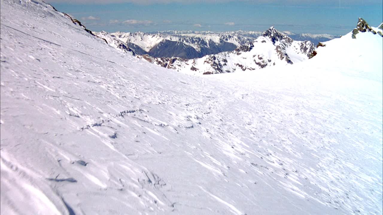 覆盖着白雪的山区的空中。视频素材