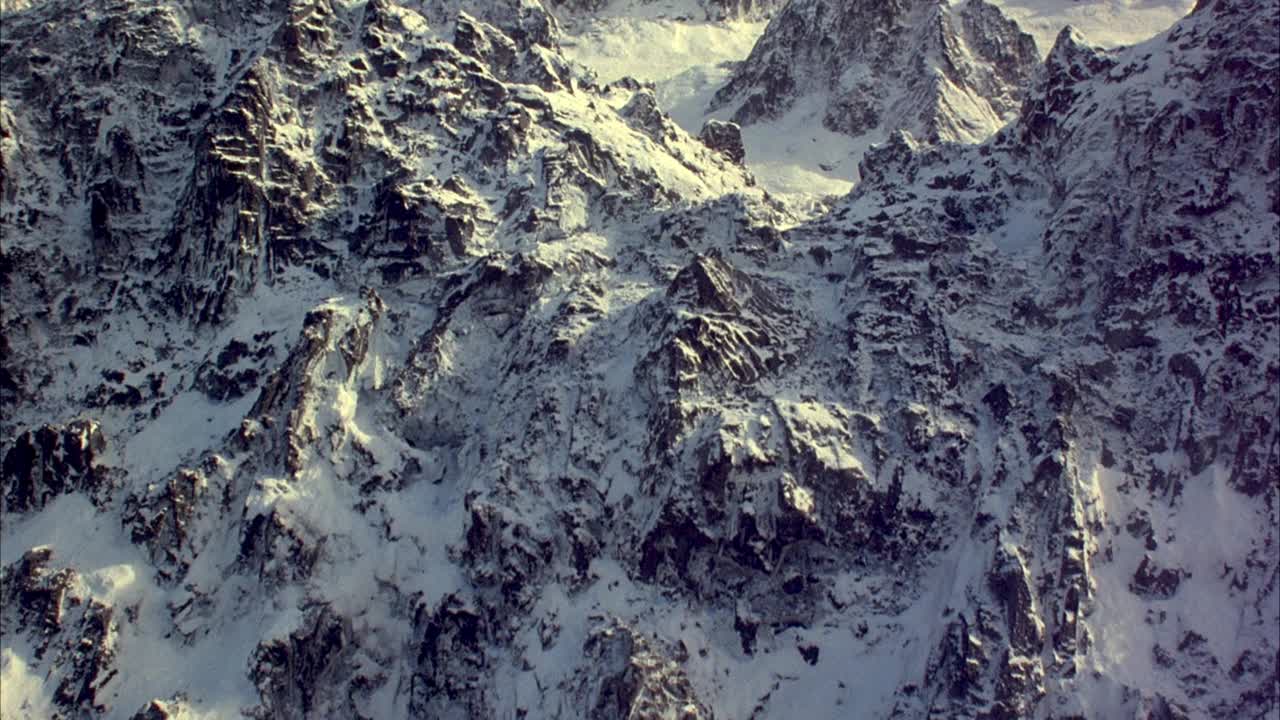 广角建立的岩石山坡覆盖着雪。视频素材