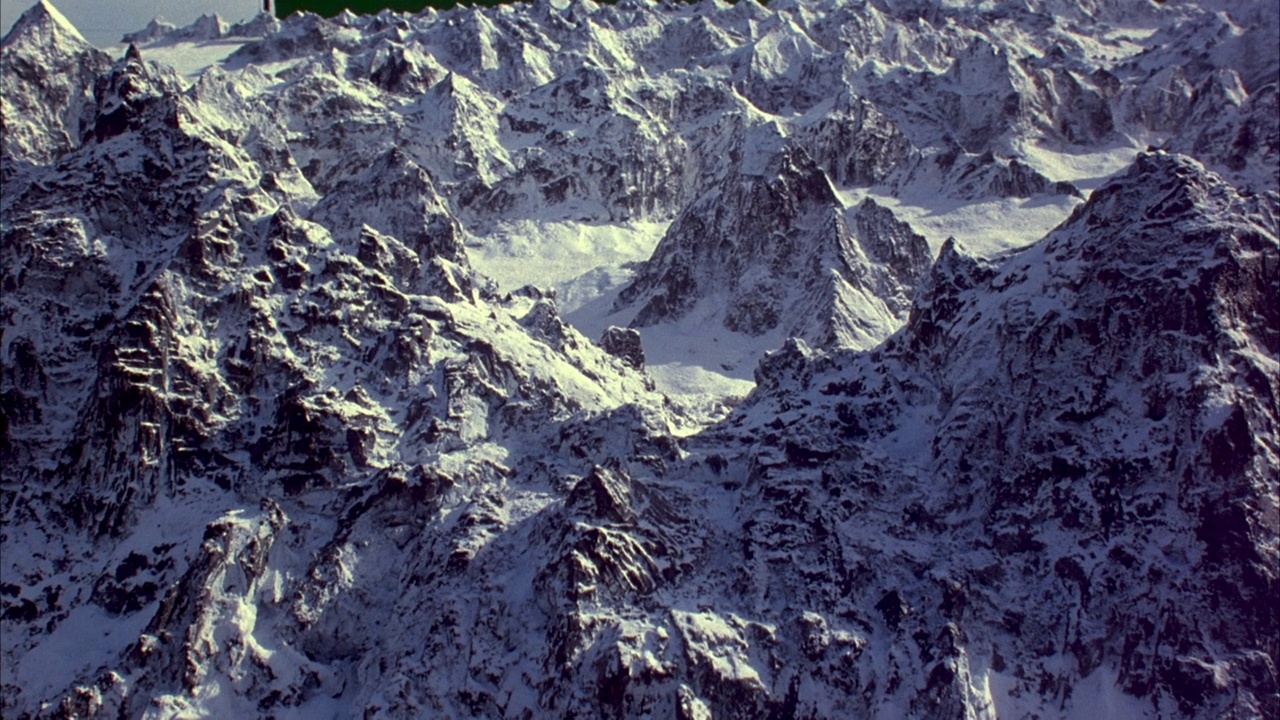 广角建立雪山。看到大山脉最近pov和小山脉背景。视频素材