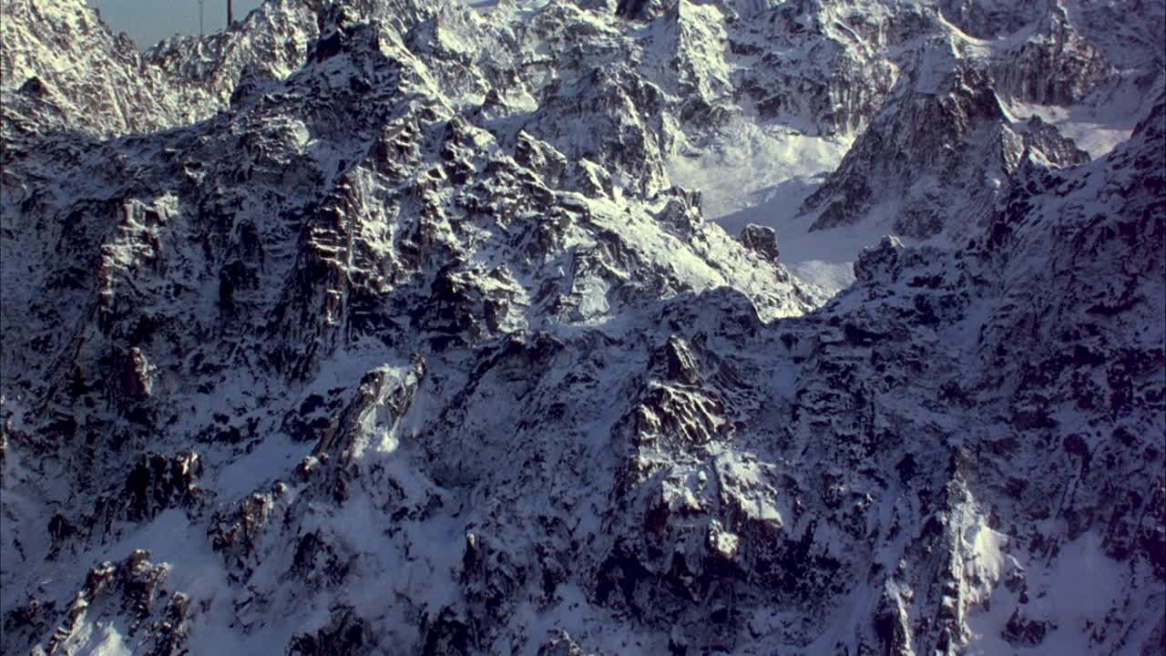 雪山覆盖的广角。视频素材