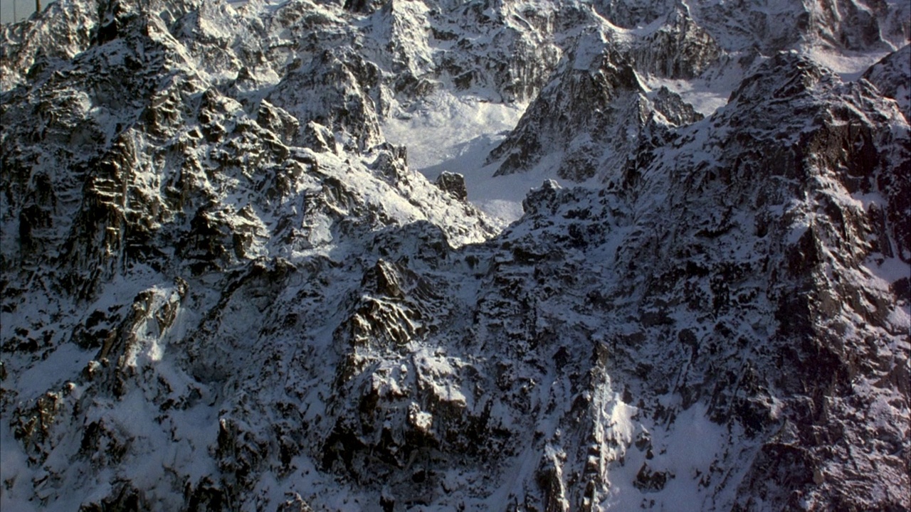 雪山的广角环绕着平坦的雪域，中心是孤山。视频素材