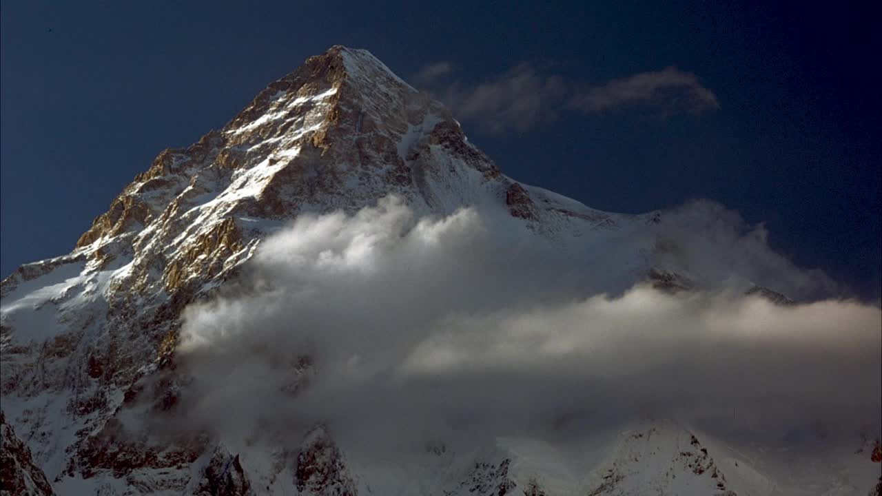 广角雪山建立。看山周围的云。看到晴朗的天空。视频素材