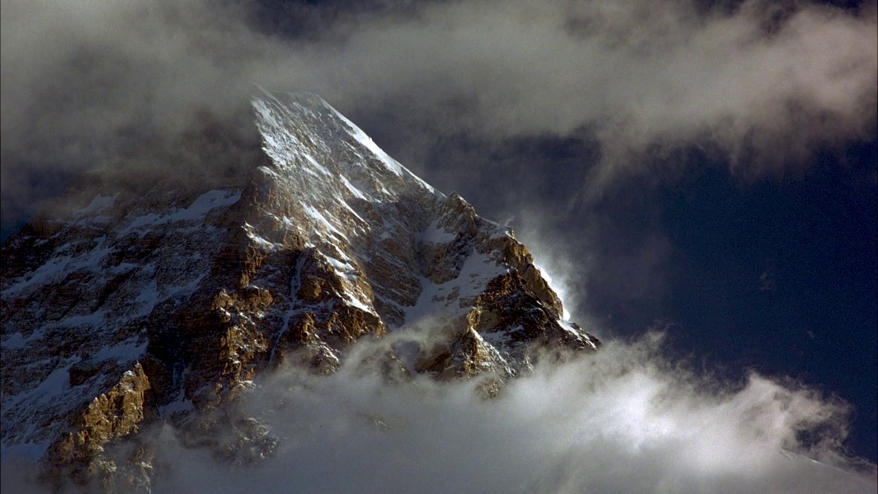 广角雪山建立。看山周围的云。看到晴朗的天空。视频素材