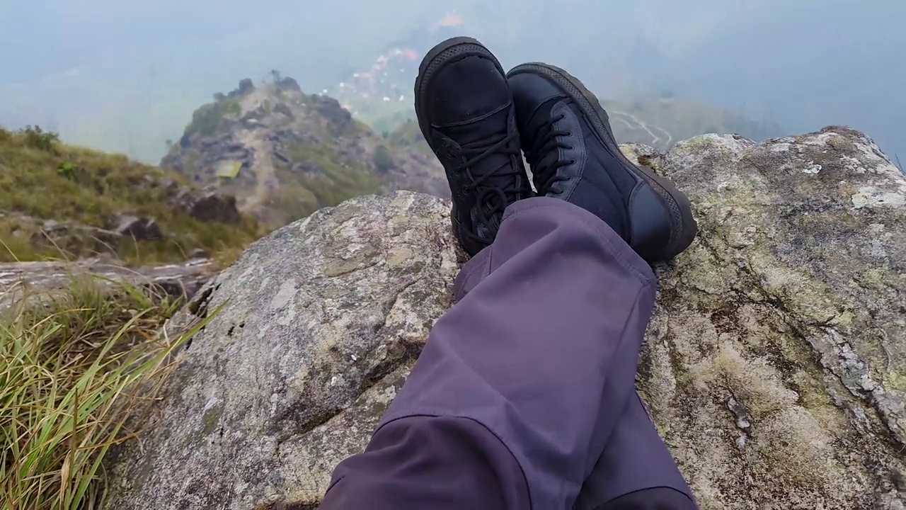 清晨，徒步旅行者从平坦的角度在山顶休息视频素材