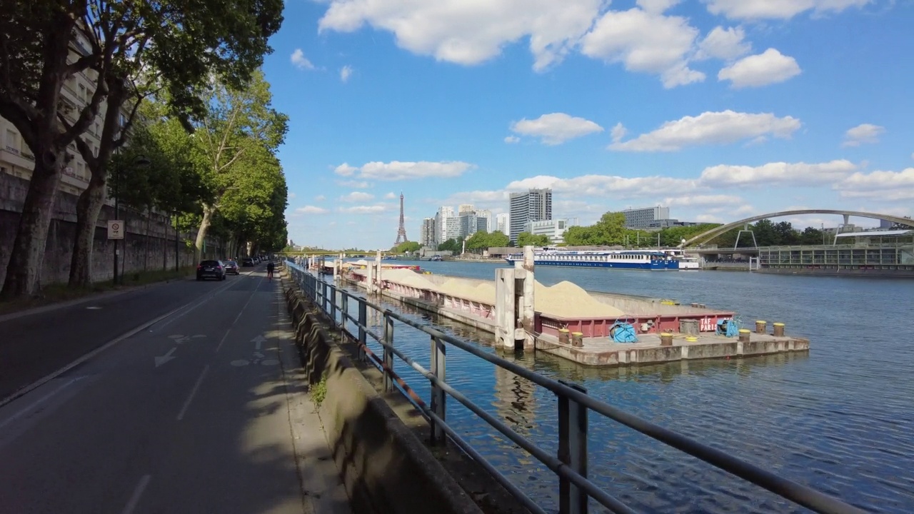 POV在塞纳河两岸的道路交通和埃菲尔铁塔视频素材