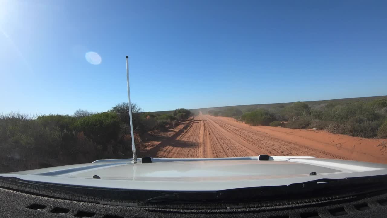 POV TL四轮驱动车辆行驶在沙道上视频素材