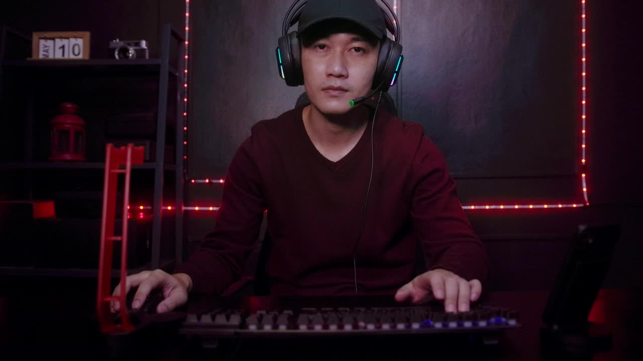 年轻男性专业Streamer和玩家与耳机玩在线视频游戏视频素材