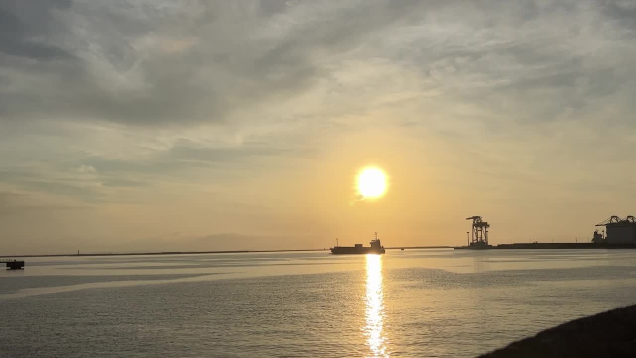 从冲绳那霸町看到那霸港的夜景视频素材