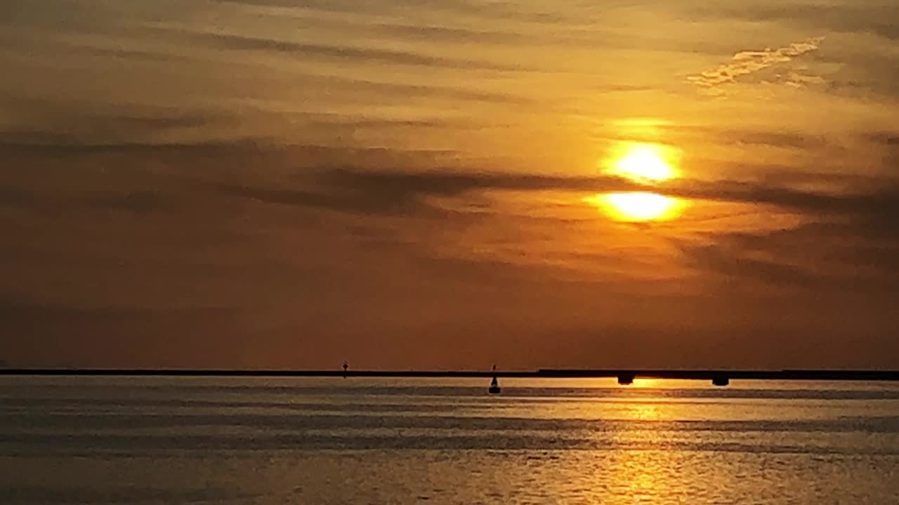 从冲绳那霸町看到那霸港的夜景视频素材