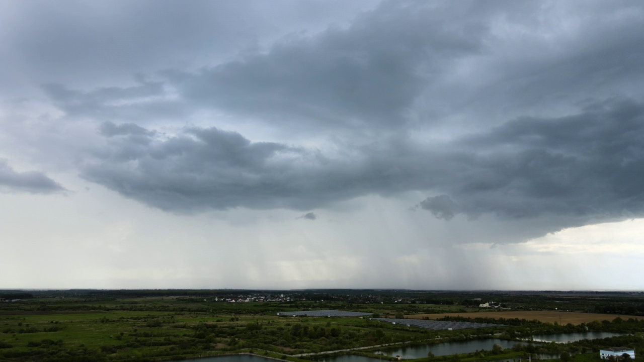 乡村地区雷暴期间乌云在暴风雨天空形成的景观视频素材