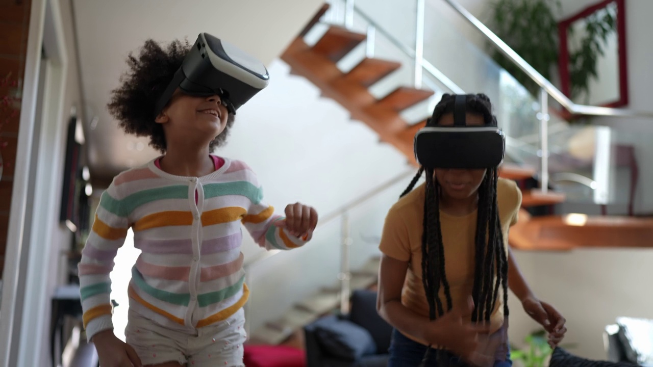 姐妹们在家用VR眼镜玩游戏视频素材画面1