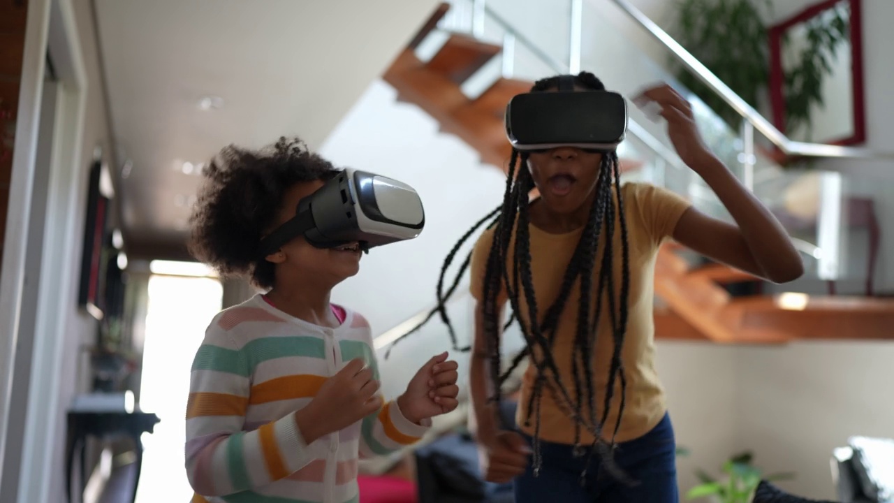 姐妹们在家用VR眼镜玩游戏视频素材画面2