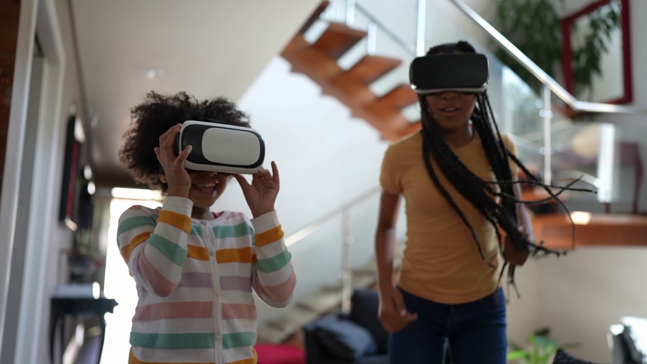 姐妹们在家用VR眼镜玩游戏视频素材画面3