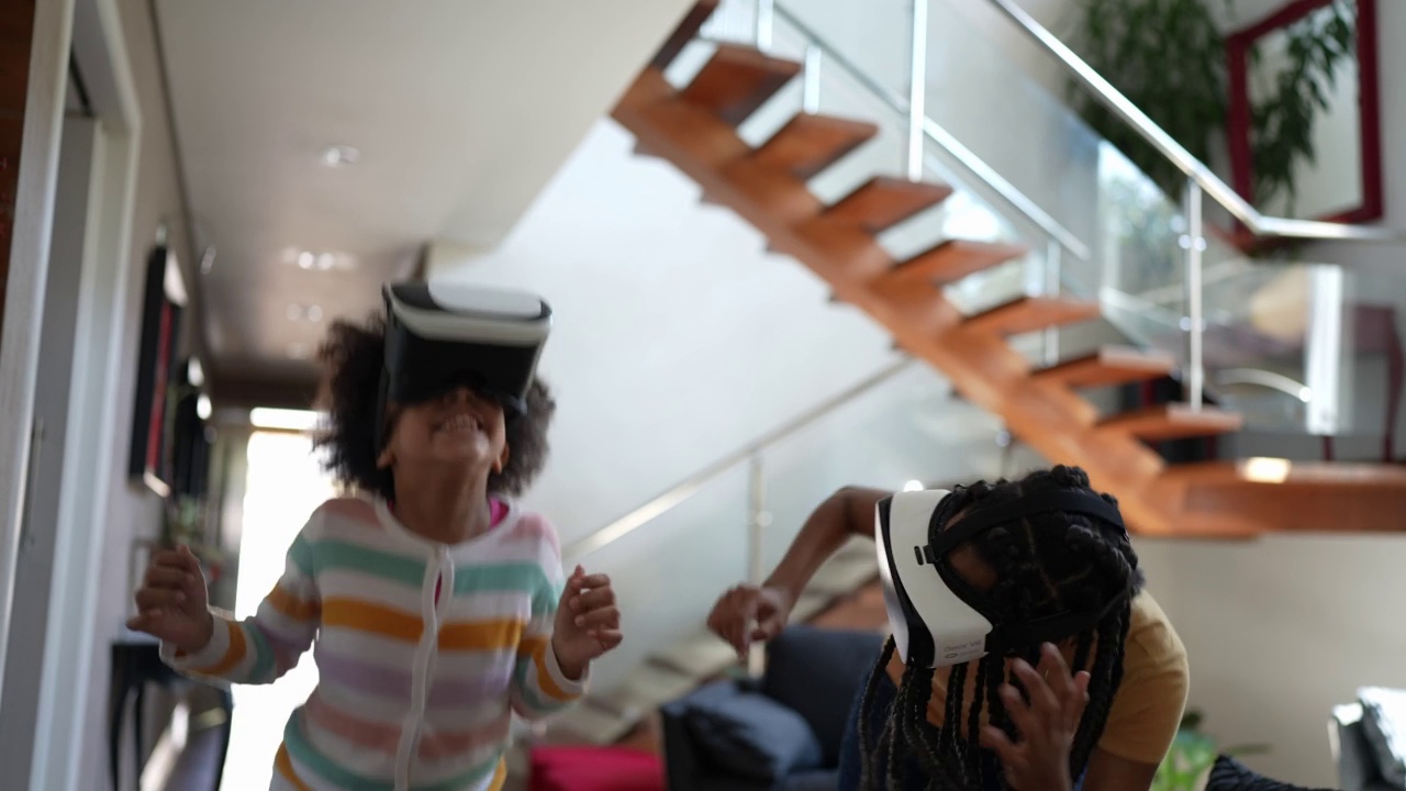 姐妹们在家用VR眼镜玩游戏视频素材画面4