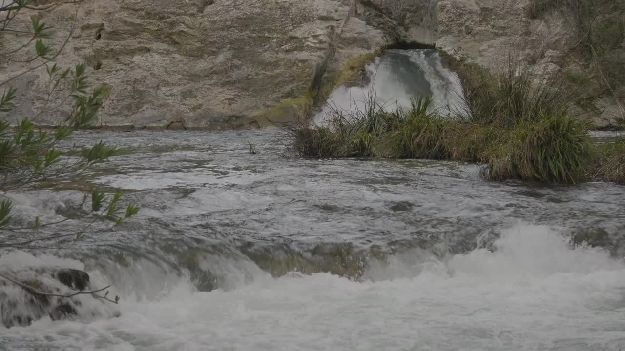 一条巨大的山间河流在岩石间的流动。视频素材