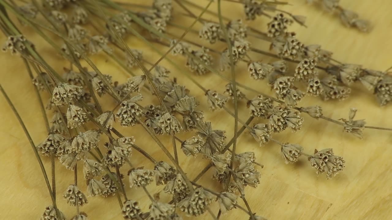 干燥的薰衣草在木板背景上旋转视频素材画面1