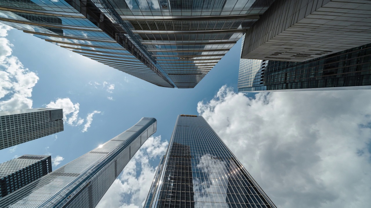 T/L：高层企业建筑、摩天大楼和天空的低角度视图视频素材画面1