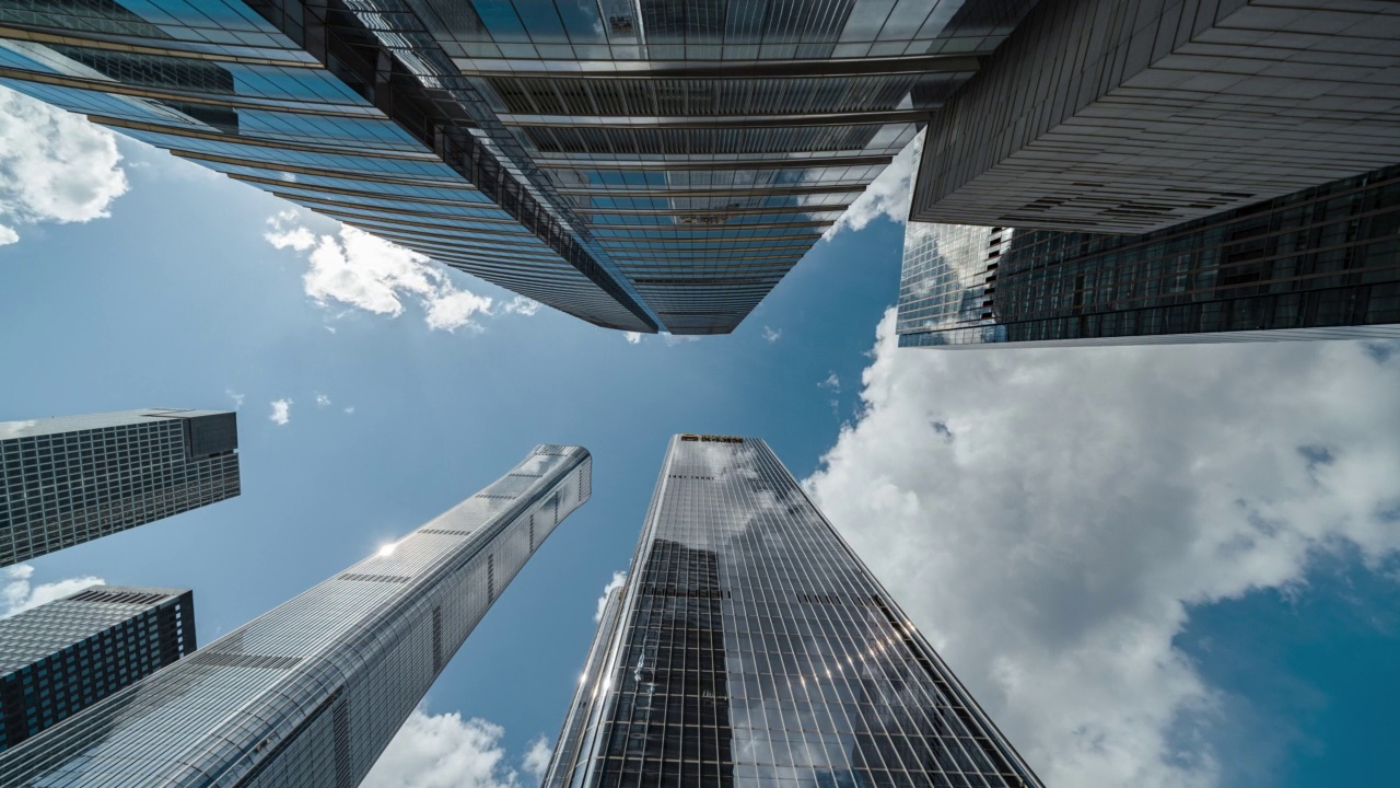 T/L：高层企业建筑、摩天大楼和天空的低角度视图视频素材画面4