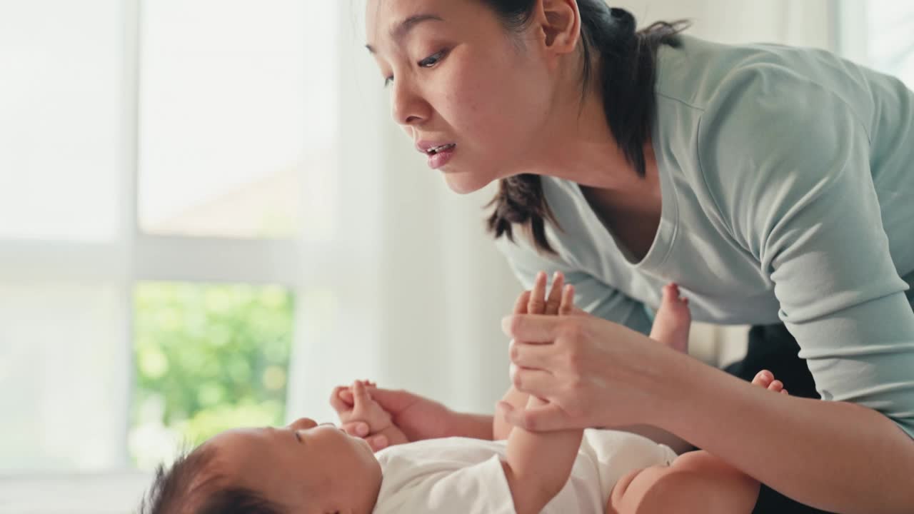 母亲和她的孩子视频素材