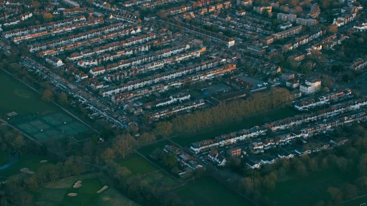 英国伦敦郊区房屋的鸟瞰图。4 k视频素材