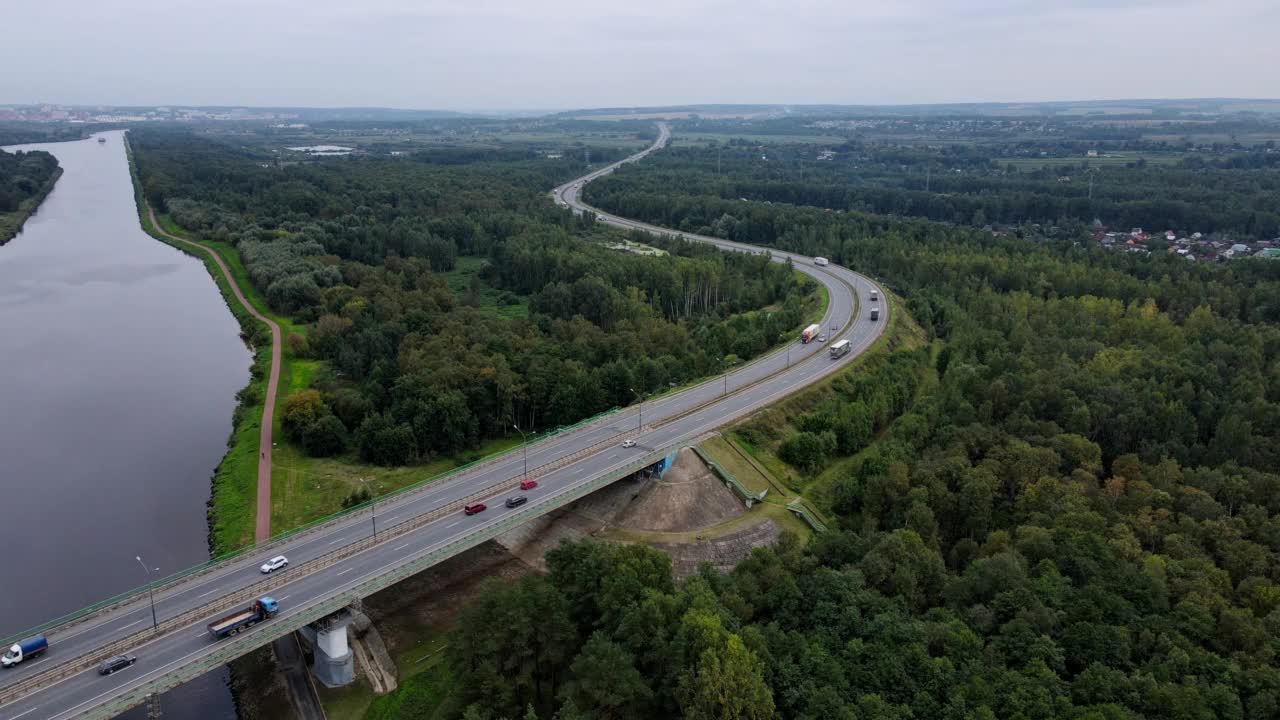 横穿河流的高速公路的鸟瞰图视频素材