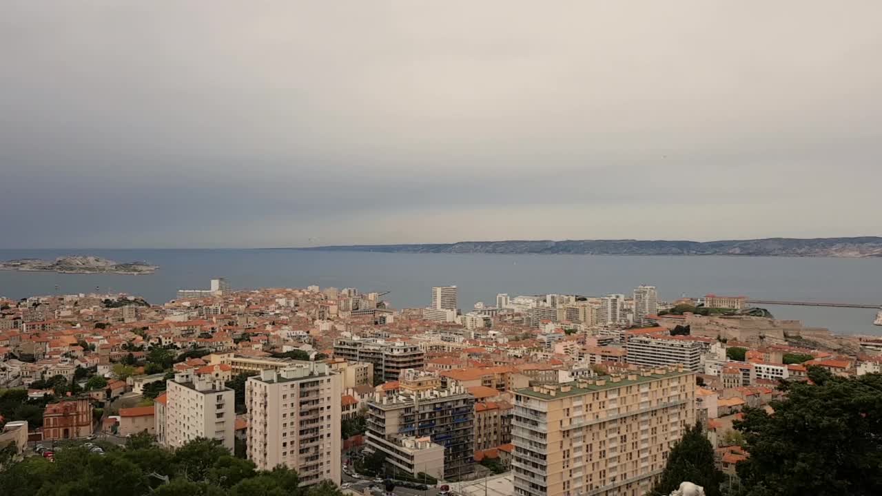 广阔的空中全景马赛从山上与海鸥飞行，法国视频素材