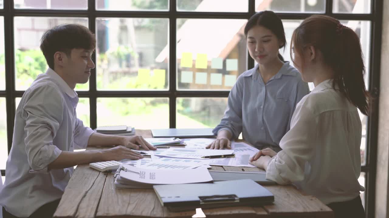 快乐成功的亚洲商业团队在餐桌上击掌，激励不同的高管团队参与团队建设。视频素材