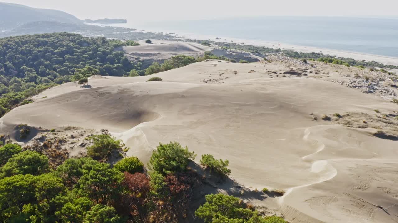 海边沙丘的鸟瞰图。视频素材