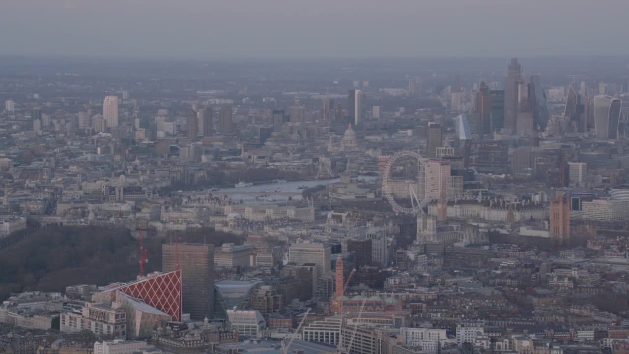 伦敦市中心和泰晤士河的鸟瞰图，英国在黄昏。4 k视频素材