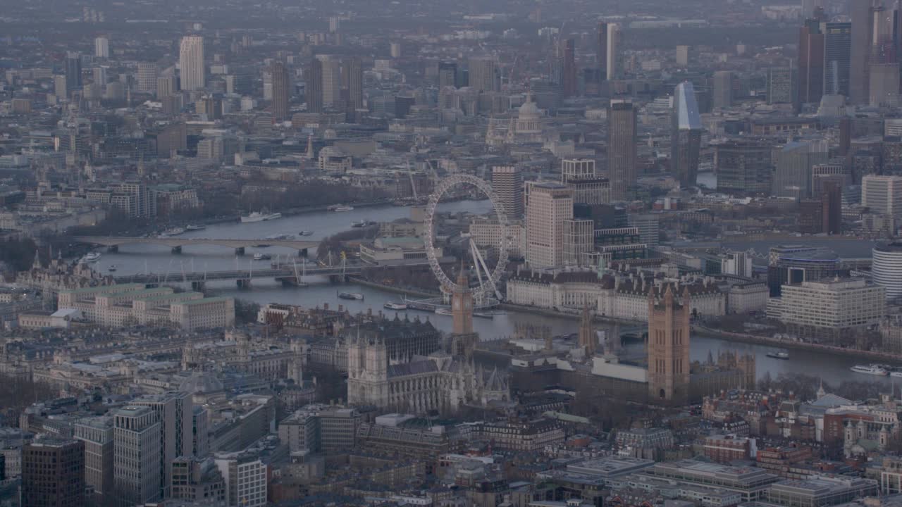 伦敦市中心和泰晤士河的鸟瞰图，英国在黄昏。4 k视频素材