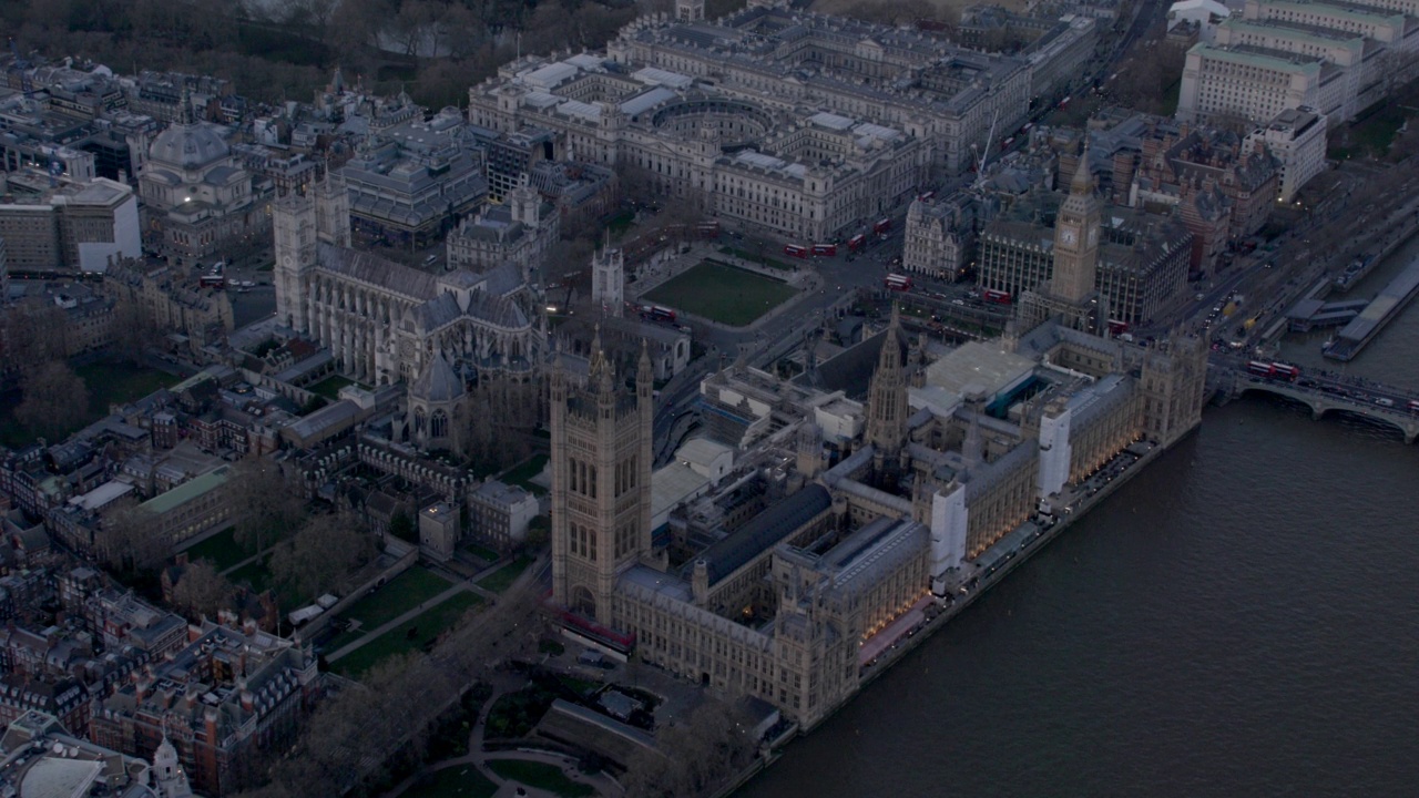 议会大厦的鸟瞰图，伦敦，英国黄昏。4 k视频素材
