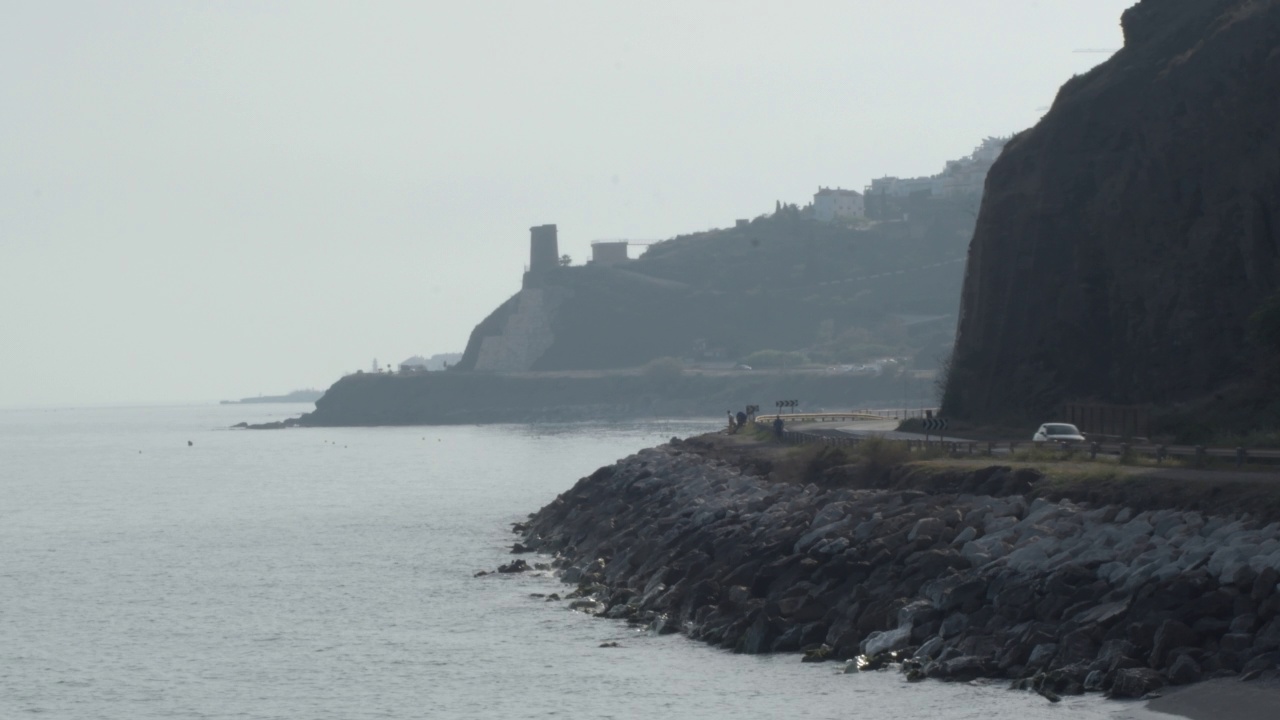 海岸公路同海同车行驶视频素材