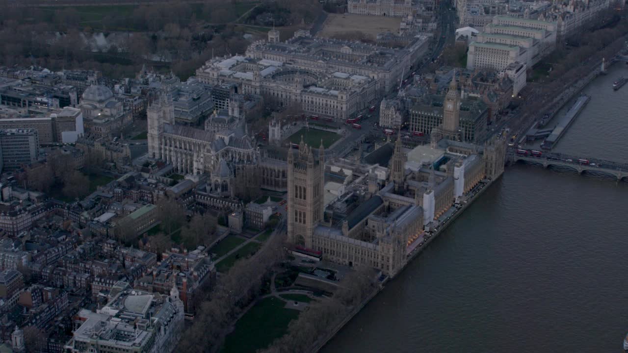 威斯敏斯特教堂和议会大厦的鸟瞰图，伦敦，英国黄昏。4 k视频素材