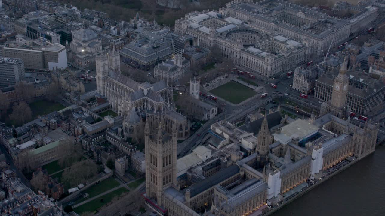 威斯敏斯特教堂和议会大厦的鸟瞰图，伦敦，英国黄昏。4 k视频素材