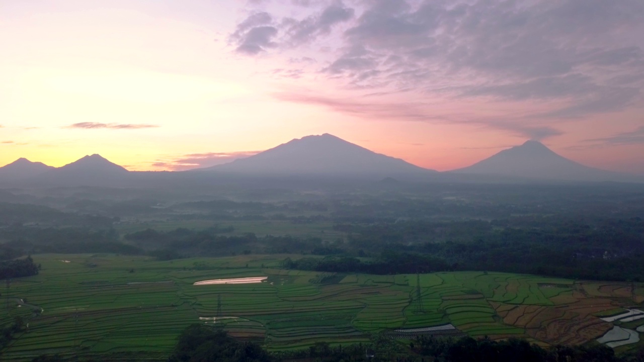 空中拍摄的四座山的乡村日出视频素材