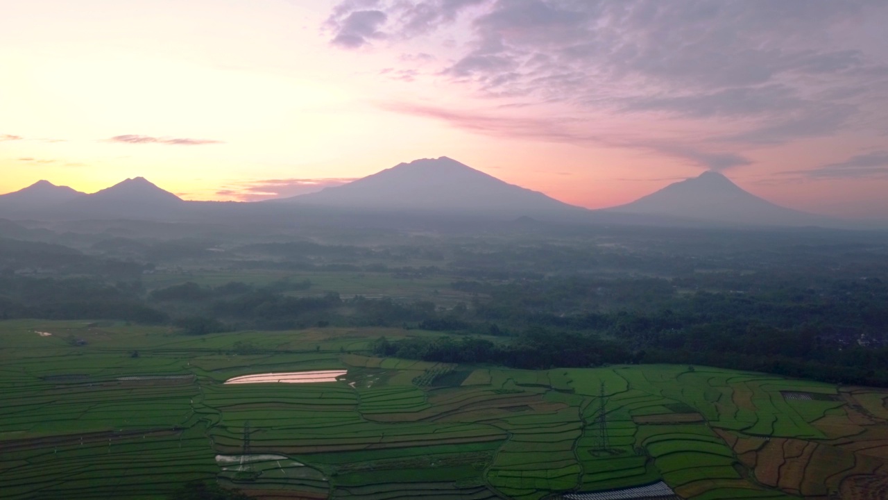 空中拍摄的四座山的乡村日出视频素材