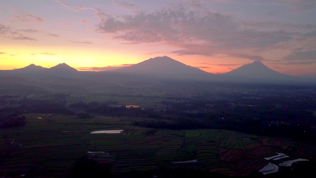 空中拍摄的四座山的乡村日出视频素材