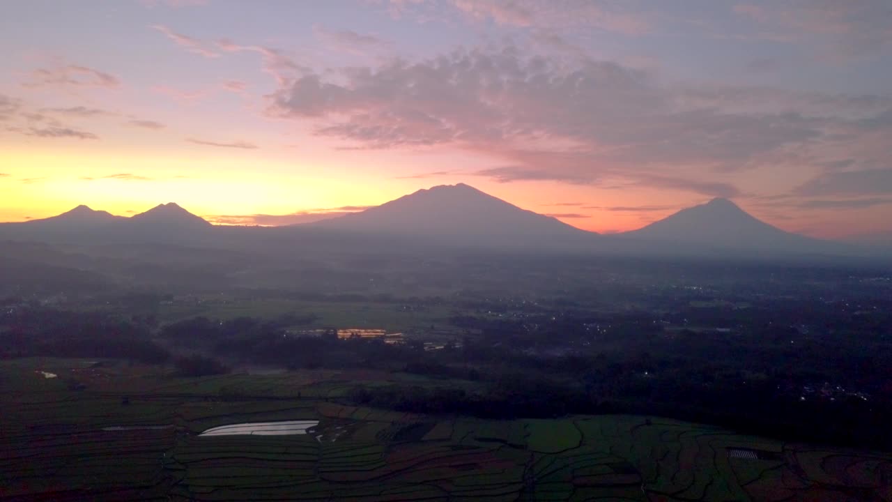 空中拍摄的四座山的乡村日出视频素材