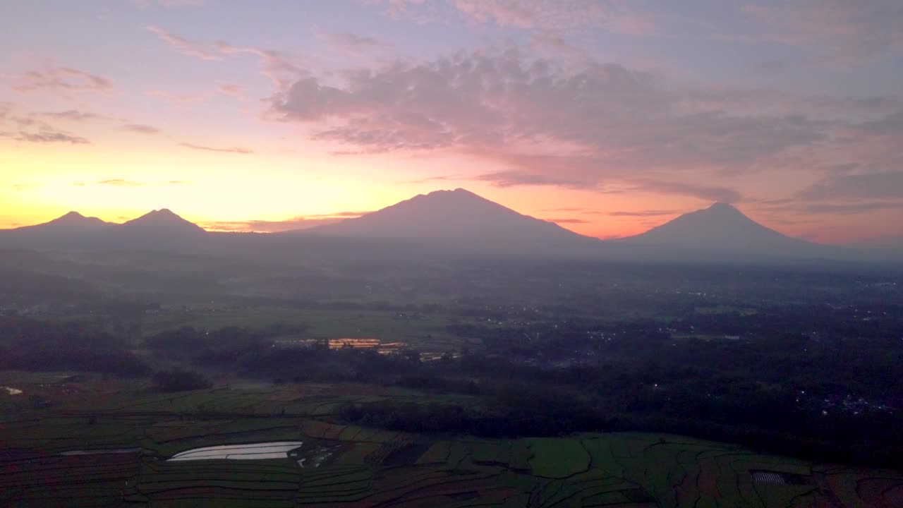 空中拍摄的四座山的乡村日出视频素材