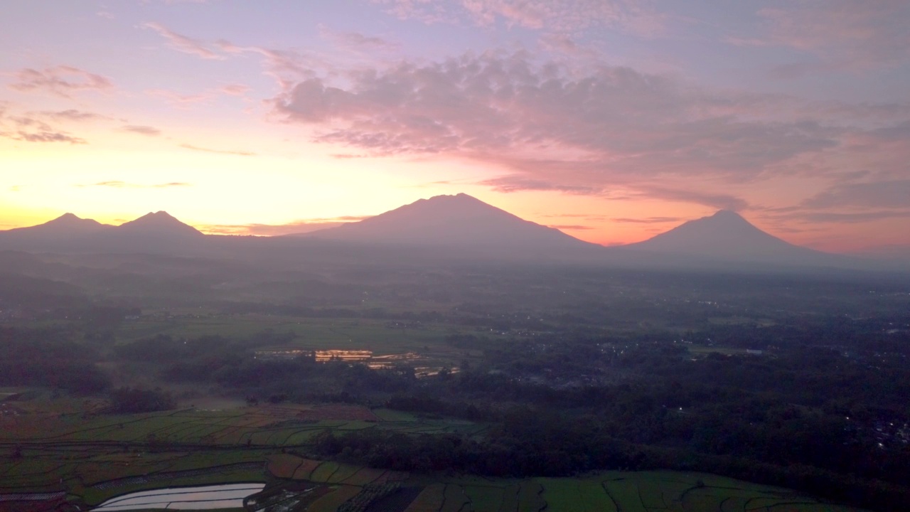 鸟瞰四座山峰的乡村日出视频素材