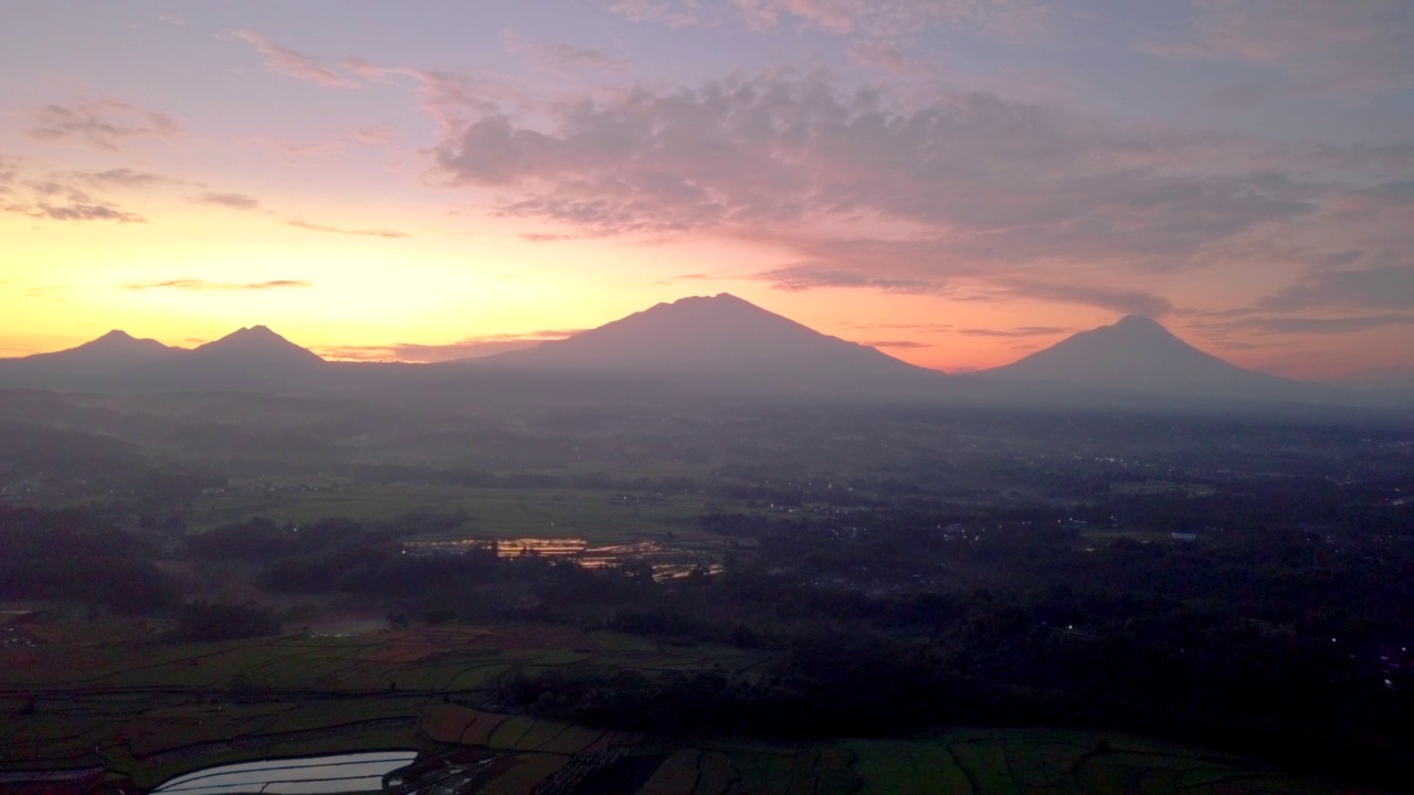 空中拍摄的四座山的乡村日出视频素材