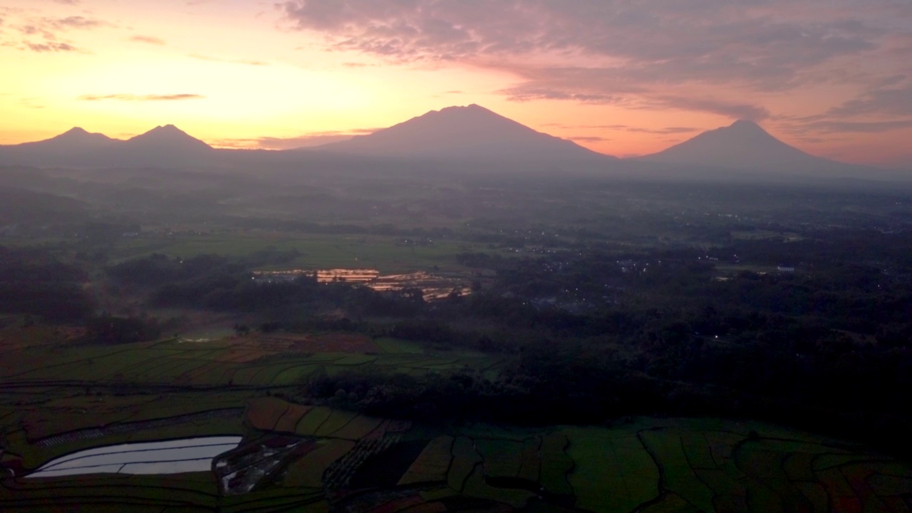 空中拍摄的四座山的乡村日出视频素材