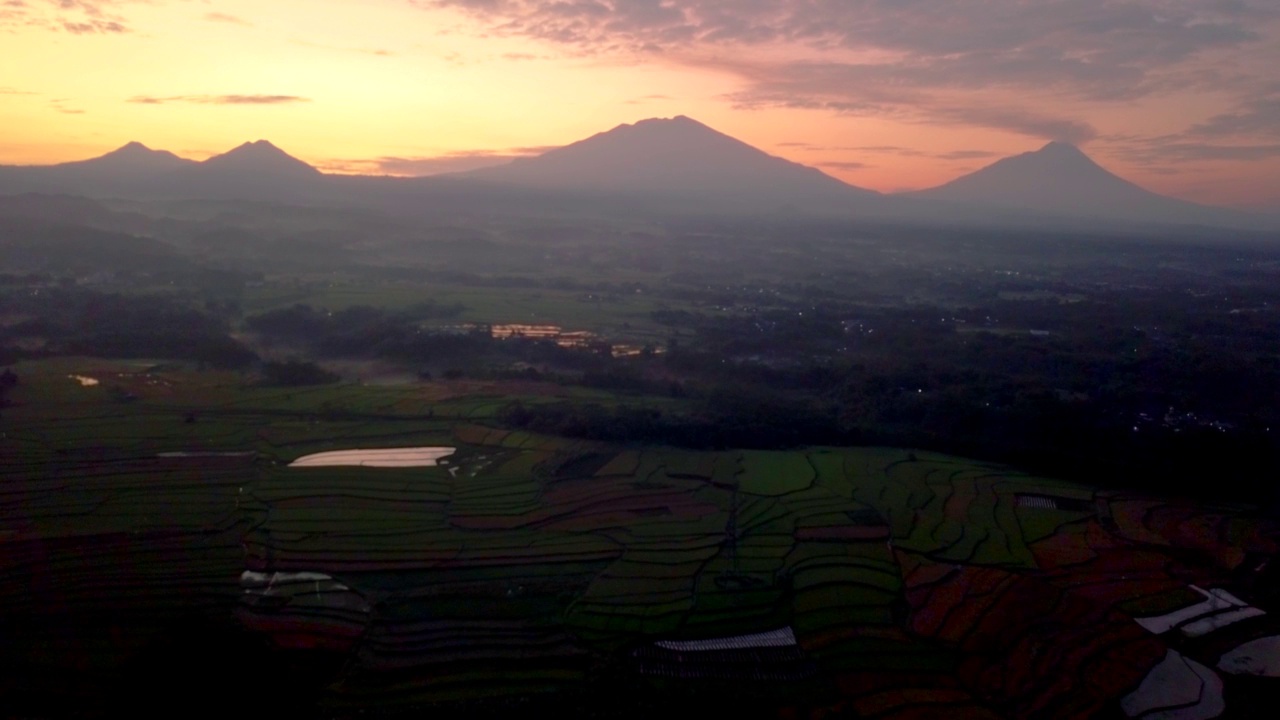 鸟瞰四座山峰的乡村日出视频素材