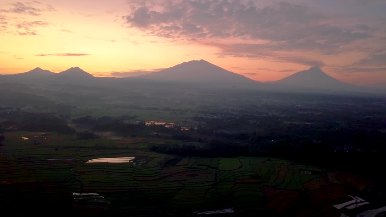 空中拍摄的四座山的乡村日出视频素材