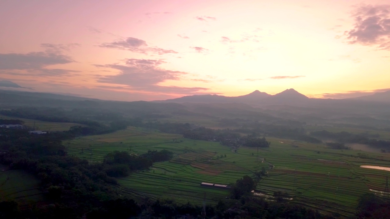 空中拍摄的乡村日出与两座山视频素材