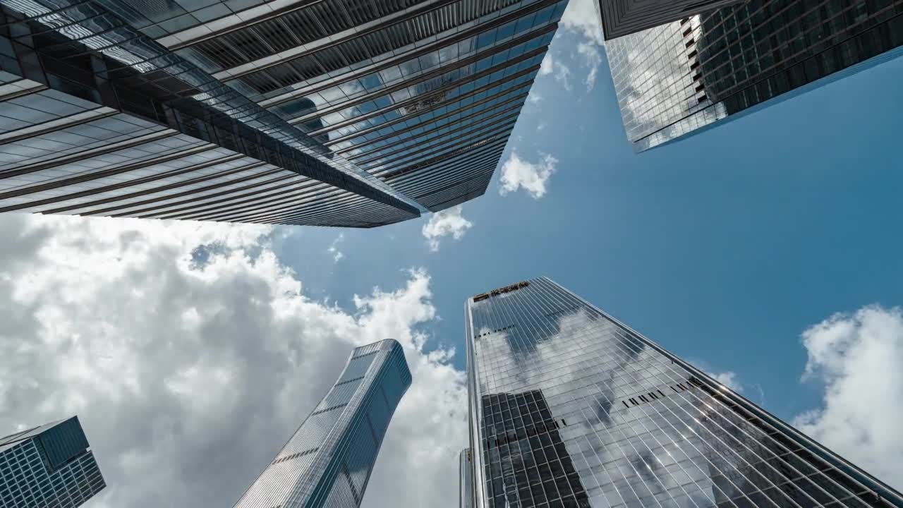 T/L PAN：高层企业建筑、摩天大楼和天空的低角度视图视频素材画面1