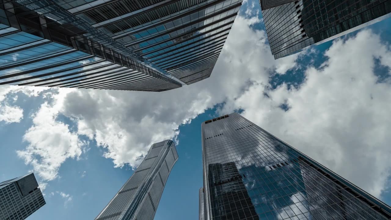 T/L PAN：高层企业建筑、摩天大楼和天空的低角度视图视频素材画面2